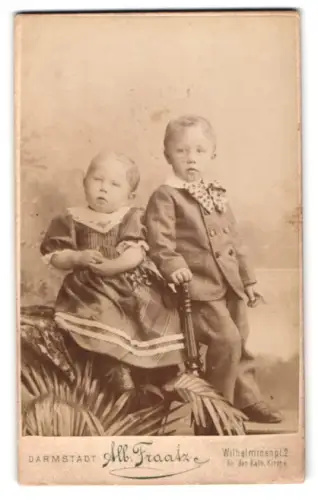 Fotografie Alb. Fraatz, Darmstadt, Wilhelminenplatz 2, Kinderporträt mit Jungen und Mädchen