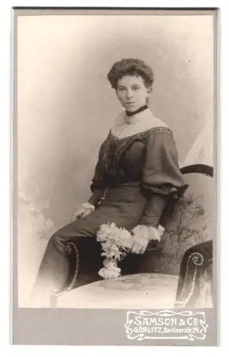Fotografie Samson & Co., Görlitz, Berlinerstr. 29, Porträt einer Dame mit Blumenstrauss