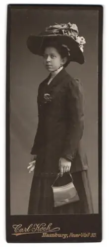 Fotografie Carl Koch, Hamburg, Neuer Wall 30, Porträt einer Dame mit Hut