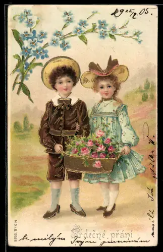 Präge-AK Kinder mit einem Blumenkorb, Blaue Blüten