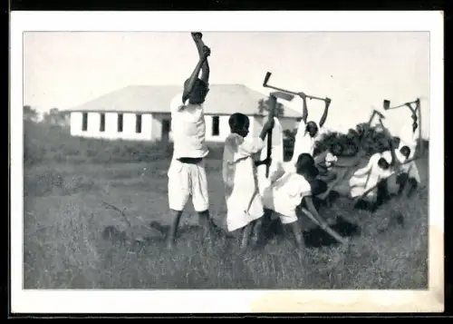 AK Kigarama, Schüler der Mittelschule auf dem Feld