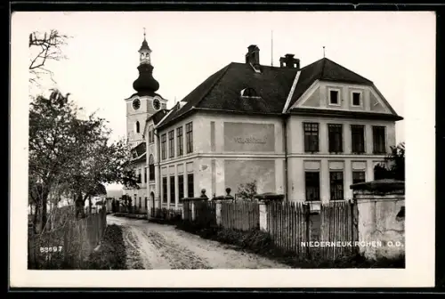 AK Niederneukirchen /O.-Ö., Strassenpartie mit Volksschule