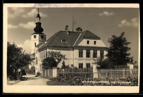AK Niederneukirchen /O.-Ö., Strassenpartie mit Volksschule