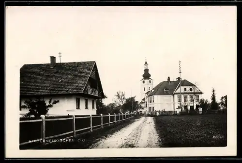 AK Niederneukirchen /O.-D., Strassenpartie mit Volksschule