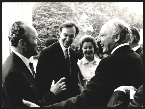 Fotografie Valentin Falin, Bundespräsident Heinemann, Walter Scheel in der Villa Hammerschmidt