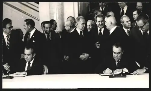 Fotografie Richard Nixon und Leonid Breschnew unterzeichnen Abkommen zur wirtsch., industr., techn. Zusammenarbeit, 1974