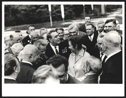 Fotografie Leonid Breschnew im Gespräch mit Kameraden und Veteranen der 18. Armee