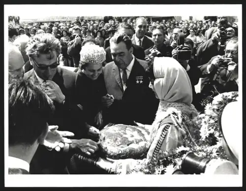 Fotografie Generalsekretär Leonid Breschnew wird in Bulgarien mit frischen Milinki Begrüsst