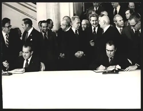 Fotografie Leonid Breschnew und Richard Nixon unterzeichnen Zusammenarbeits Abkommen 1974