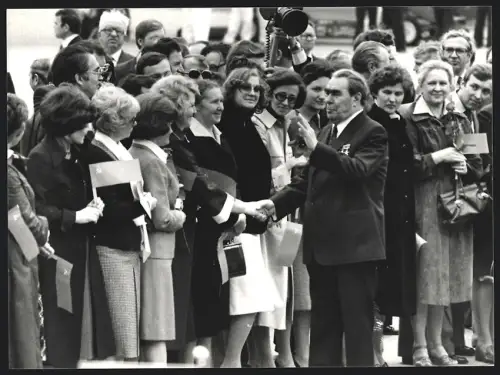 Fotografie Leonid Breschnew begrüsst junge Frauen