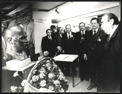 Fotografie Leonid Breschnew besichtig eine Lenin Büste