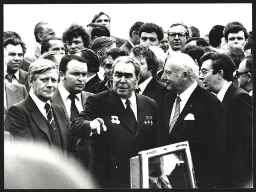 Fotografie Leonid Breschnew nebst Helmut Schmidt und Walter Scheel
