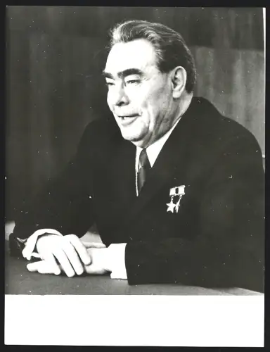 Fotografie Leonid Iljitsch Breschnew mit Orden