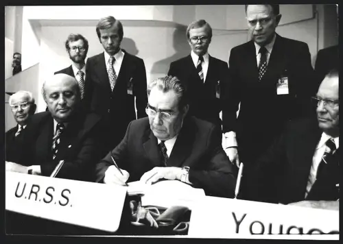 Fotografie Leonid Breschnew unterzeichnet die Schlussakte der Konferenz über Sicherheit und Zusammenarbeit in Europa