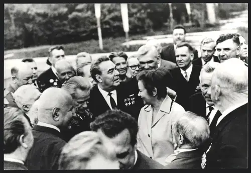 Fotografie Leonid Breschnew spricht mit Regimentskameraden beim Veteranentreffen der 18. Armee