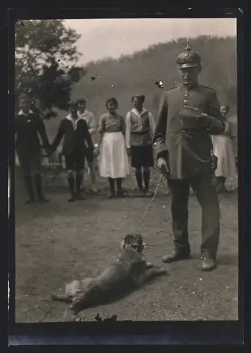 Fotografie 1.WK, Soldat in Uniform mit Pickehaube Preussen & Diensthund
