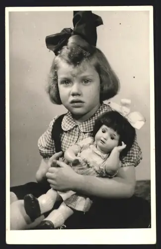 Fotografie Charlott Hennch-Föhre, Darmstadt, Spielzeug, Mädchen mit Haarschleife hält Puppe im Arm, Doll, Dolly