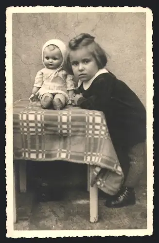Fotografie Spielzeug, Mädchen Helga mit Puppe, Doll, Dolly