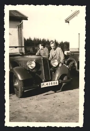 Fotografie Auto Adler Cabrio, Burschen waschen PKW, Kennzeichen Provinz Schleswig-Holstein IP-43688