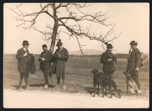 Fotografie G. Bernhard, Ballenstedt, Jagdgesellschaft, Jäger mit Bluthund mach sich für die Jagd bereit