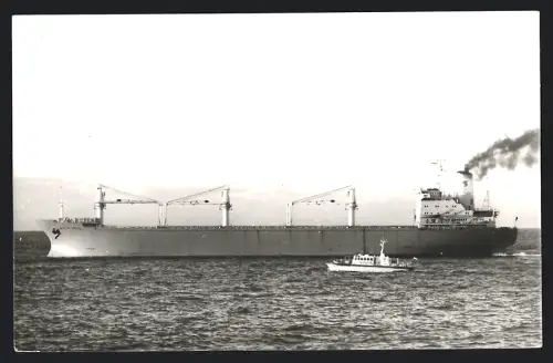 Fotografie Fractschiff Arctic Troll & Lotsenboot Jan van Gent