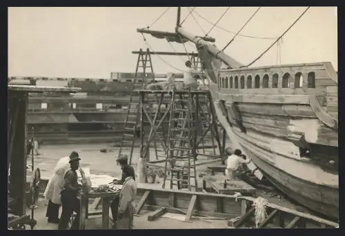 Fotografie Werft, Schiffsbauer beim Bau des Segelschiffes Wolga