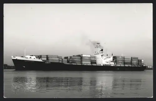 Fotografie Byass, Bingley, Containerschiff American Leader macht langsame Fahrt