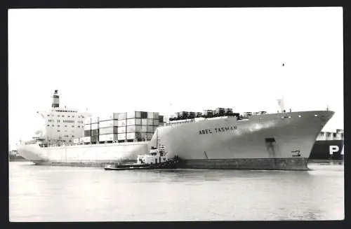Fotografie Byass, Bingley, Containerschiff Abel Tasman mit Schlepper auf Steuerbord