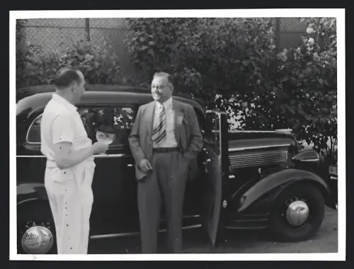 Fotografie Auto Opel, Herr im Anzug nebst Limousine