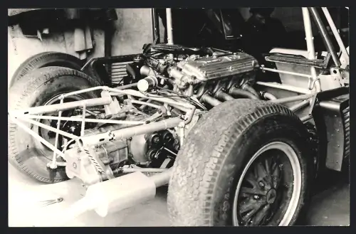 Fotografie Auto Rennwagen mit 4-Zylinder Reihenmotor im Aufbau
