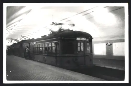 Fotografie Ansicht Barcelona, U-Bahn Zug im Bahnhof Placa de Catalunya Richtung Avinguda del Tibidabo