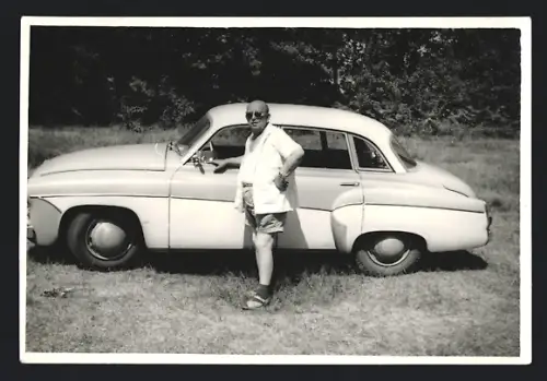 Fotografie Auto Wartburg 311, lässiger Fahrer nebst PKW