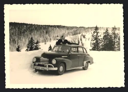 Fotografie Auto Opel Kapitän, Limousine mit Kennzeichen Berlin im Schnee