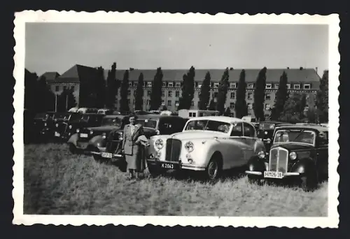 Fotografie Auto Jaguar Mark VII und andere PKW werden zum Kauf angeboten, Gebrauchtwagenmarkt