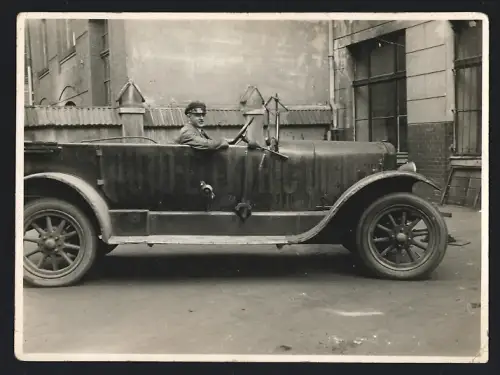 Fotografie Auto Cabrio, Bursche im PKW mit verblichener Beschriftung Auto-Elektric