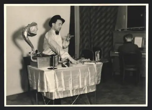 Fotografie Discjockey legt mit Grammophon auf