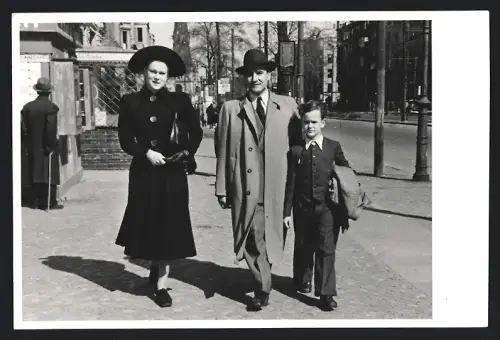 Fotografie Wimmer-Wien, Berlin, Ansicht Berlin, Familie flaniert bei den Schaukästen auf dem Kurfürstendamm