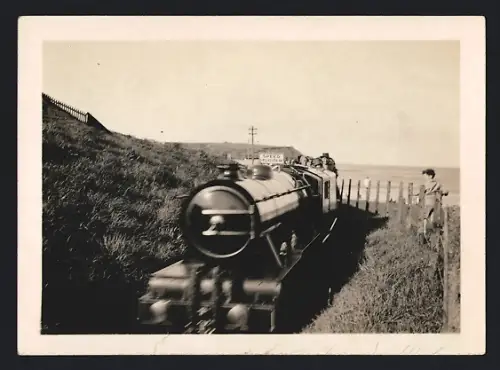 Fotografie Ansicht New Romney, britische Eisenbahn Romney Hythe & Dymchurch Railway, Kleinbahn Zug mit Lokomotive