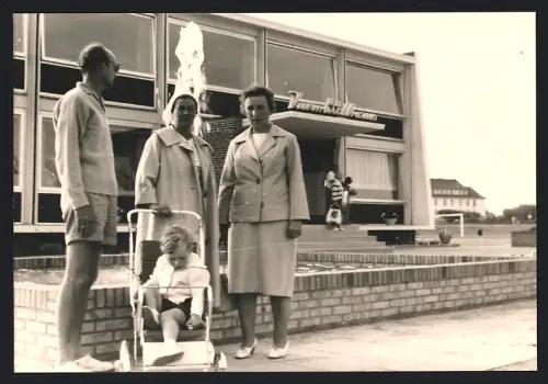 Fotografie Ansicht Kellenhusen, Familie vor dem Kurmittelhaus 1963
