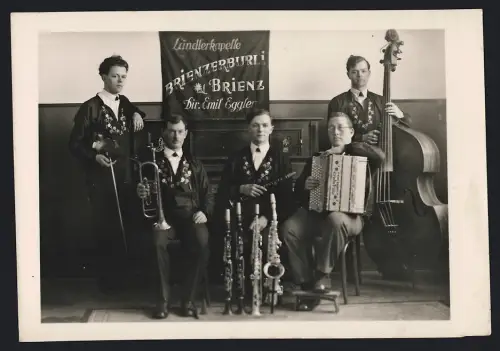 Fotografie Brienz, Ländlerkapelle Brienzerburli, Dir. Emil Eggler, Musiker Quintett mit Instrumenten