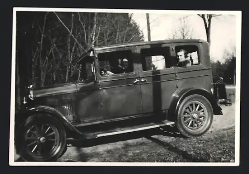 Fotografie Auto, Mädchen in Limousine mit -Wimpel
