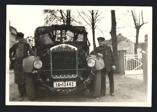 Fotografie Lastwagen Mercedes Benz. LKW-Pritsche mit Kennzeichen Berlin IA-12442