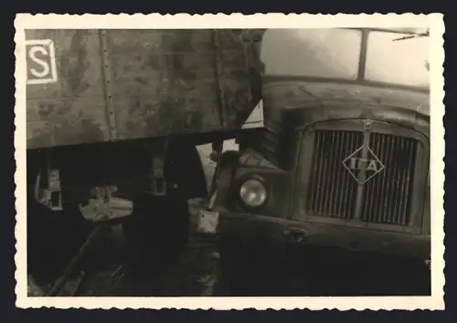 Fotografie Lastwagen IFA Horch H6, LKW rangiert knappp neben einem anderen