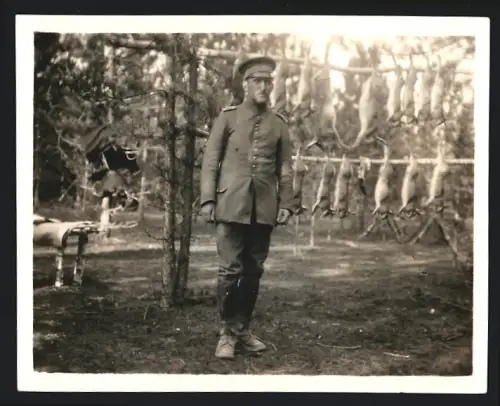 Fotografie 1.WK, Soldat & Jagdbeute nach der Hasenjagd