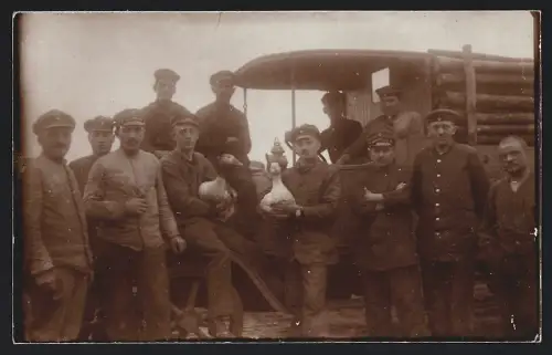Fotografie 1.WK, Soldaten mit Gänsen nebst Lastwagen, LKW-Pritsche mit Bauholz beladen