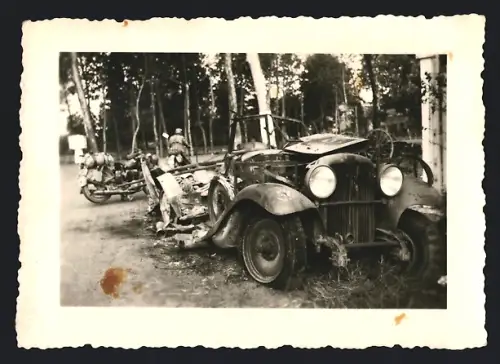 Fotografie Lastwagen, ausgebrannter Schrott-LKW am Waldrand