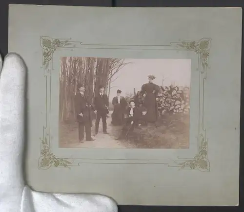Fotografie unbekannter Fotograf und Ort, Gruppenfoto mit sechs Personen am Waldesrand