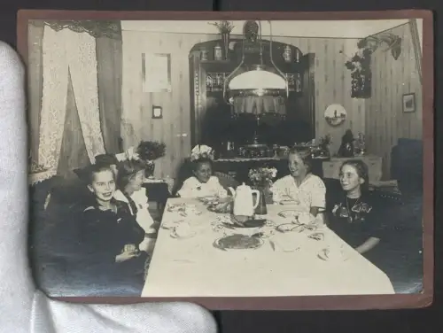 Fotografie unbekannter Fotograf und Ort, Lachende Mädchen sitzen zum Tee zusammen an einem Tisch