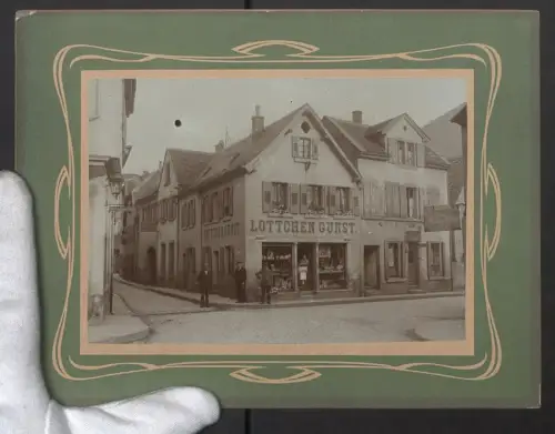 Fotografie unbekannter Fotograf, Ansicht Neustadt a. d. Weinstrasse, Handlung Lottchen Gunst am Kollplatz 1, 19 x 25cm