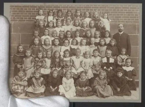 Fotografie Hubert Nagel, Wiesbaden, Zietenring 12, Ansicht Wiesbaden, Schülerinnen der Leibnitzschule, Zietenring 9